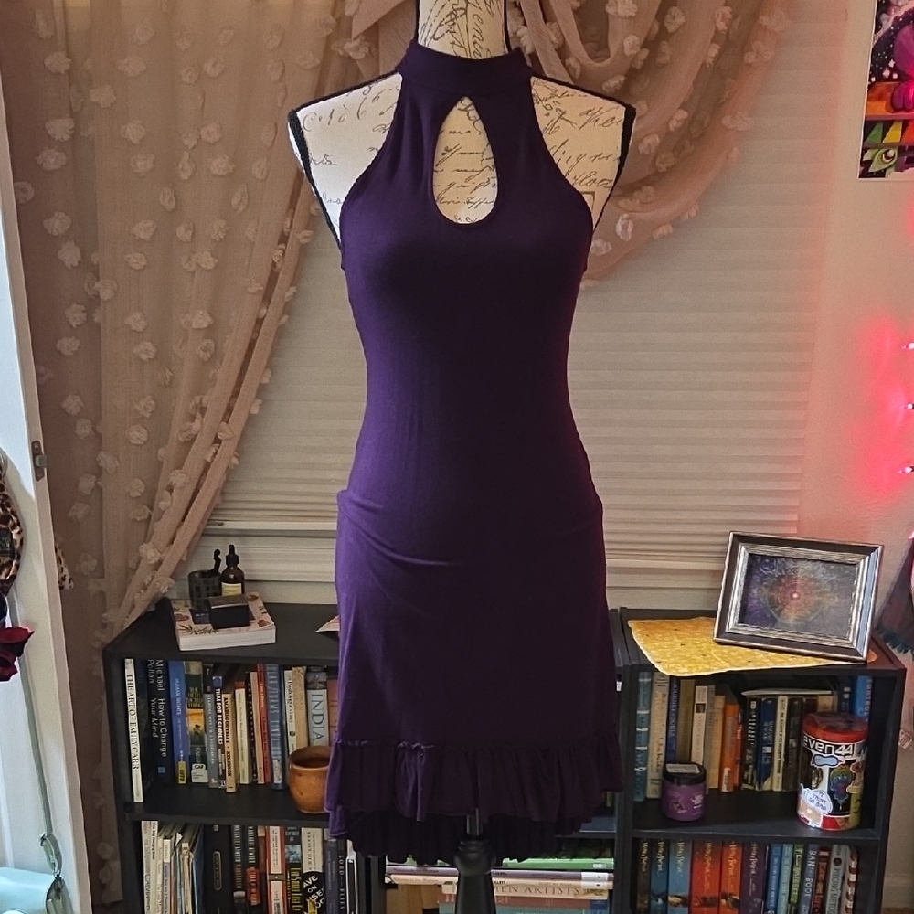 Keyhole Hi-low Ruffle Dress - Picture 3 of 6